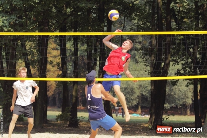 Zdjęcie w galerii na portalu naszraciborz.pl: Rozegrali Mistrzostwa Raciborza w siatkówce plażowej chłopców  wiadomości z regionu