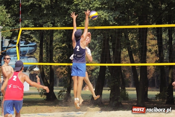 Zdjęcie w galerii na portalu naszraciborz.pl: Rozegrali Mistrzostwa Raciborza w siatkówce plażowej chłopców  wiadomości z regionu