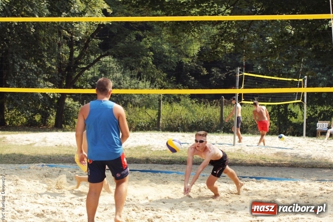 Zdjęcie w galerii na portalu naszraciborz.pl: Rozegrali Mistrzostwa Raciborza w siatkówce plażowej chłopców  wiadomości z regionu
