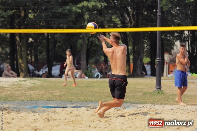 Zdjęcie w galerii na portalu naszraciborz.pl: Rozegrali Mistrzostwa Raciborza w siatkówce plażowej chłopców  wiadomości z regionu