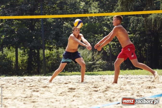 Zdjęcie w galerii na portalu naszraciborz.pl: Rozegrali Mistrzostwa Raciborza w siatkówce plażowej chłopców  wiadomości z regionu