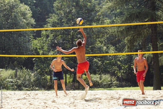 Zdjęcie w galerii na portalu naszraciborz.pl: Rozegrali Mistrzostwa Raciborza w siatkówce plażowej chłopców  wiadomości z regionu