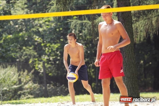 Zdjęcie w galerii na portalu naszraciborz.pl: Rozegrali Mistrzostwa Raciborza w siatkówce plażowej chłopców  wiadomości z regionu