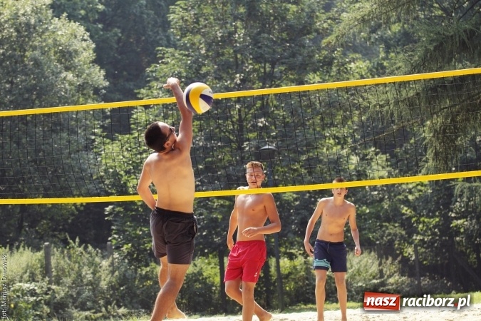 Zdjęcie w galerii na portalu naszraciborz.pl: Rozegrali Mistrzostwa Raciborza w siatkówce plażowej chłopców  wiadomości z regionu