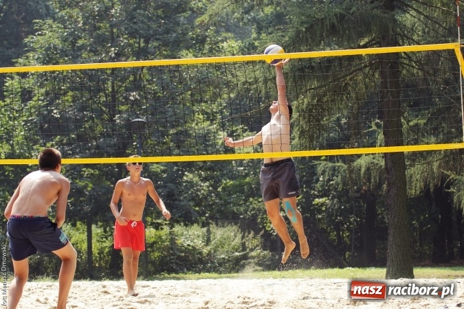 Zdjęcie w galerii na portalu naszraciborz.pl: Rozegrali Mistrzostwa Raciborza w siatkówce plażowej chłopców  wiadomości z regionu