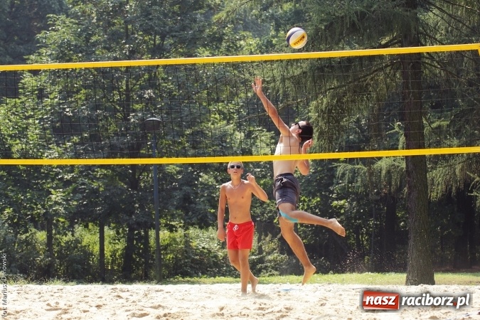 Zdjęcie w galerii na portalu naszraciborz.pl: Rozegrali Mistrzostwa Raciborza w siatkówce plażowej chłopców  wiadomości z regionu
