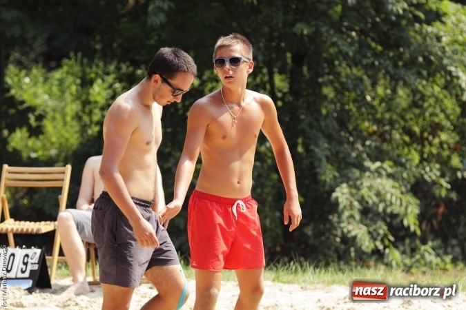 Zdjęcie w galerii na portalu naszraciborz.pl: Rozegrali Mistrzostwa Raciborza w siatkówce plażowej chłopców  wiadomości z regionu