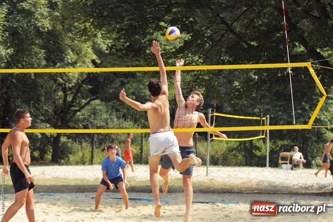 Zdjęcie w galerii na portalu naszraciborz.pl: Rozegrali Mistrzostwa Raciborza w siatkówce plażowej chłopców  wiadomości z regionu
