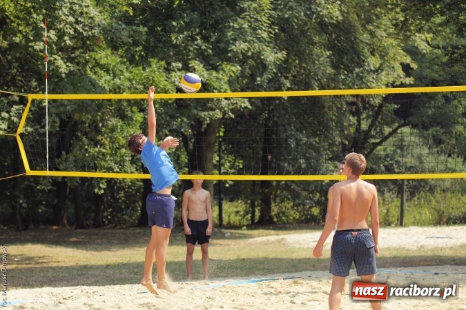 Zdjęcie w galerii na portalu naszraciborz.pl: Rozegrali Mistrzostwa Raciborza w siatkówce plażowej chłopców  wiadomości z regionu
