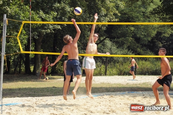 Zdjęcie w galerii na portalu naszraciborz.pl: Rozegrali Mistrzostwa Raciborza w siatkówce plażowej chłopców  wiadomości z regionu