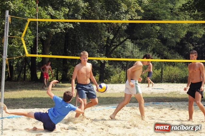 Zdjęcie w galerii na portalu naszraciborz.pl: Rozegrali Mistrzostwa Raciborza w siatkówce plażowej chłopców  wiadomości z regionu