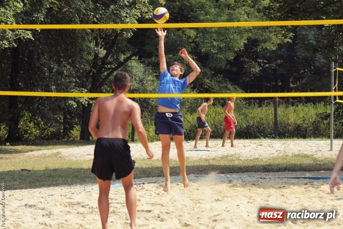 Zdjęcie w galerii na portalu naszraciborz.pl: Rozegrali Mistrzostwa Raciborza w siatkówce plażowej chłopców  wiadomości z regionu