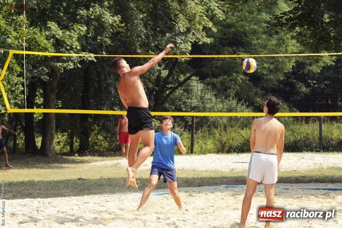 Zdjęcie w galerii na portalu naszraciborz.pl: Rozegrali Mistrzostwa Raciborza w siatkówce plażowej chłopców  wiadomości z regionu