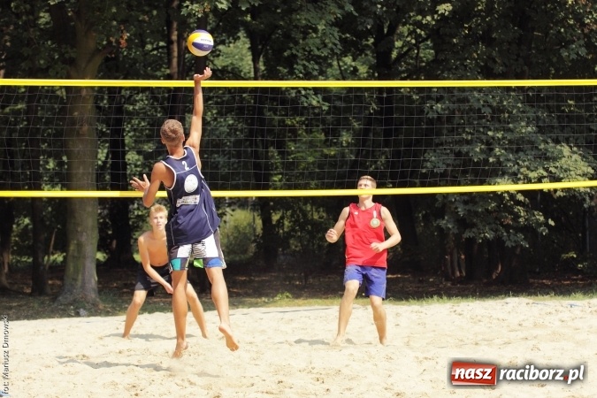 Zdjęcie w galerii na portalu naszraciborz.pl: Rozegrali Mistrzostwa Raciborza w siatkówce plażowej chłopców  wiadomości z regionu