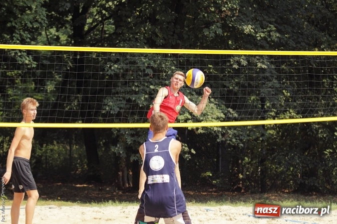 Zdjęcie w galerii na portalu naszraciborz.pl: Rozegrali Mistrzostwa Raciborza w siatkówce plażowej chłopców  wiadomości z regionu