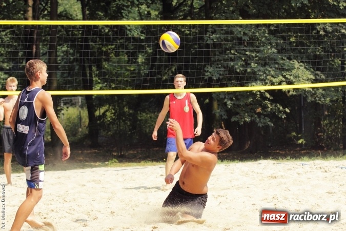 Zdjęcie w galerii na portalu naszraciborz.pl: Rozegrali Mistrzostwa Raciborza w siatkówce plażowej chłopców  wiadomości z regionu