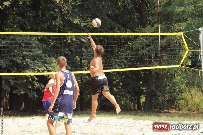 Zdjęcie w galerii na portalu naszraciborz.pl: Rozegrali Mistrzostwa Raciborza w siatkówce plażowej chłopców  wiadomości z regionu