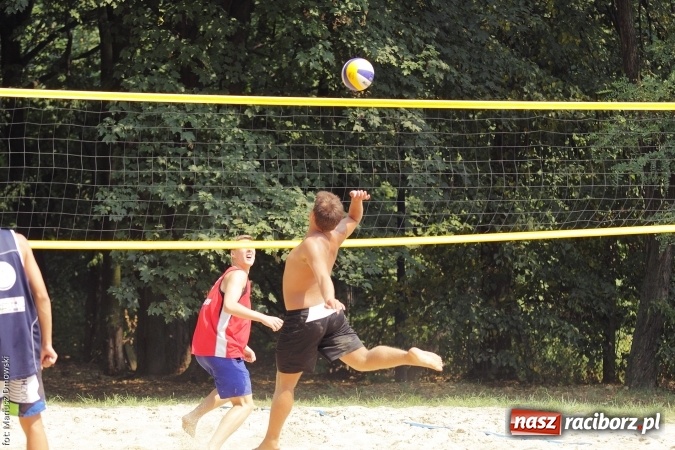 Zdjęcie w galerii na portalu naszraciborz.pl: Rozegrali Mistrzostwa Raciborza w siatkówce plażowej chłopców  wiadomości z regionu