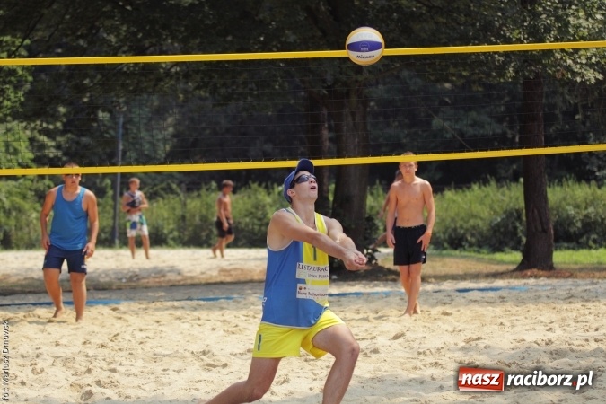 Zdjęcie w galerii na portalu naszraciborz.pl: Rozegrali Mistrzostwa Raciborza w siatkówce plażowej chłopców  wiadomości z regionu