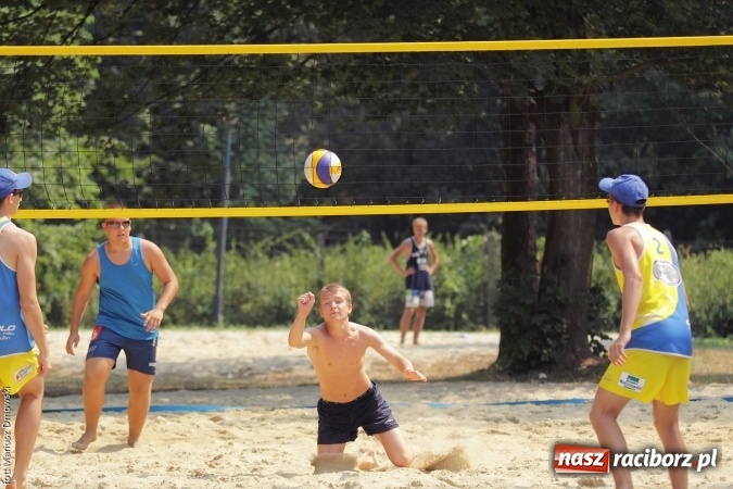 Zdjęcie w galerii na portalu naszraciborz.pl: Rozegrali Mistrzostwa Raciborza w siatkówce plażowej chłopców  wiadomości z regionu