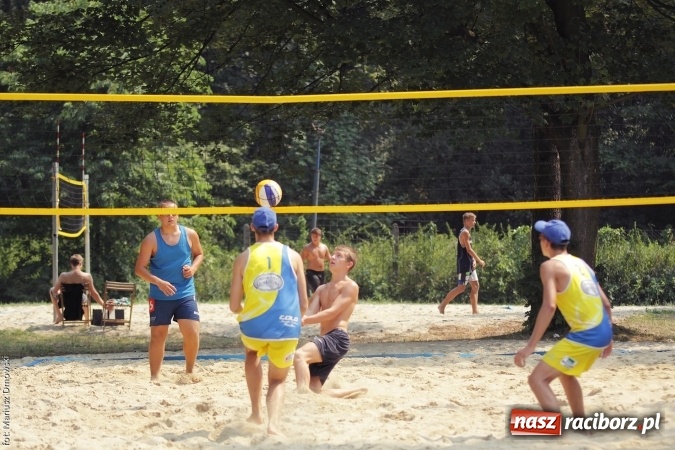 Zdjęcie w galerii na portalu naszraciborz.pl: Rozegrali Mistrzostwa Raciborza w siatkówce plażowej chłopców  wiadomości z regionu