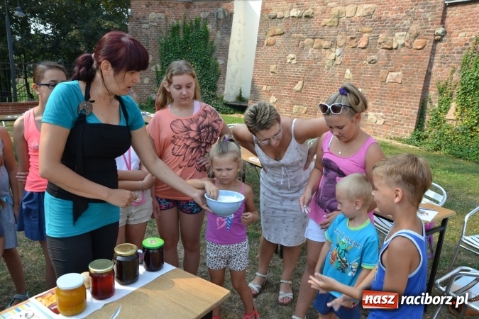 Zdjęcie w galerii na portalu naszraciborz.pl: Zajęcia z ceramiki - malowanie i wyrabianie aniołków, czyli Letnia Akcja Zamkowe Zuchy 2015 na Zamku Piastowskim  wiadomości z regionu