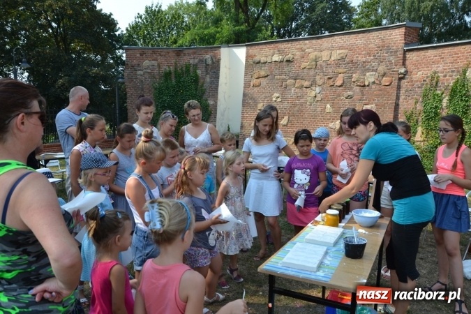Zdjęcie w galerii na portalu naszraciborz.pl: Zajęcia z ceramiki - malowanie i wyrabianie aniołków, czyli Letnia Akcja Zamkowe Zuchy 2015 na Zamku Piastowskim  wiadomości z regionu