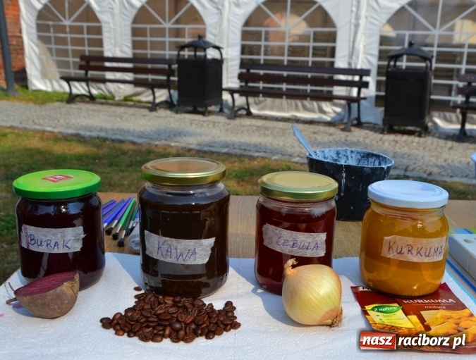 Zdjęcie w galerii na portalu naszraciborz.pl: Zajęcia z ceramiki - malowanie i wyrabianie aniołków, czyli Letnia Akcja Zamkowe Zuchy 2015 na Zamku Piastowskim  wiadomości z regionu