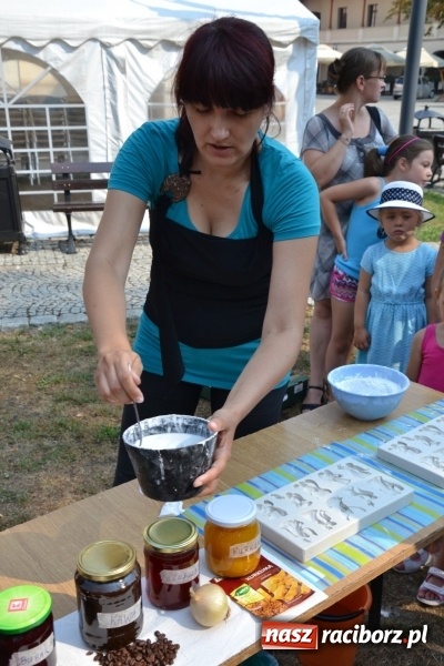 Zdjęcie w galerii na portalu naszraciborz.pl: Zajęcia z ceramiki - malowanie i wyrabianie aniołków, czyli Letnia Akcja Zamkowe Zuchy 2015 na Zamku Piastowskim  wiadomości z regionu