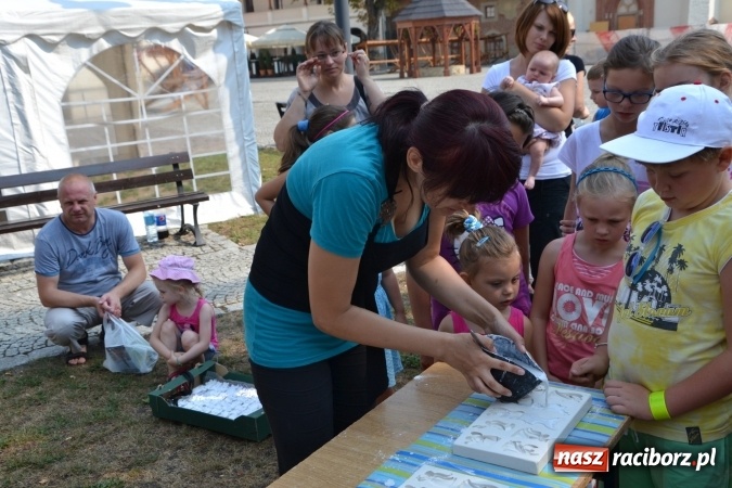 Zdjęcie w galerii na portalu naszraciborz.pl: Zajęcia z ceramiki - malowanie i wyrabianie aniołków, czyli Letnia Akcja Zamkowe Zuchy 2015 na Zamku Piastowskim  wiadomości z regionu