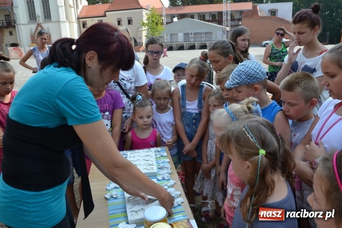 Zdjęcie w galerii na portalu naszraciborz.pl: Zajęcia z ceramiki - malowanie i wyrabianie aniołków, czyli Letnia Akcja Zamkowe Zuchy 2015 na Zamku Piastowskim  wiadomości z regionu
