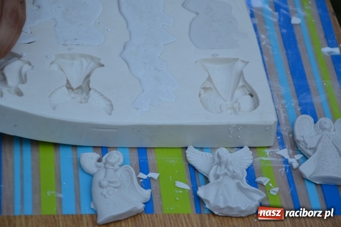 Zdjęcie w galerii na portalu naszraciborz.pl: Zajęcia z ceramiki - malowanie i wyrabianie aniołków, czyli Letnia Akcja Zamkowe Zuchy 2015 na Zamku Piastowskim  wiadomości z regionu