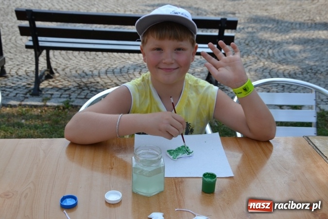 Zdjęcie w galerii na portalu naszraciborz.pl: Zajęcia z ceramiki - malowanie i wyrabianie aniołków, czyli Letnia Akcja Zamkowe Zuchy 2015 na Zamku Piastowskim  wiadomości z regionu