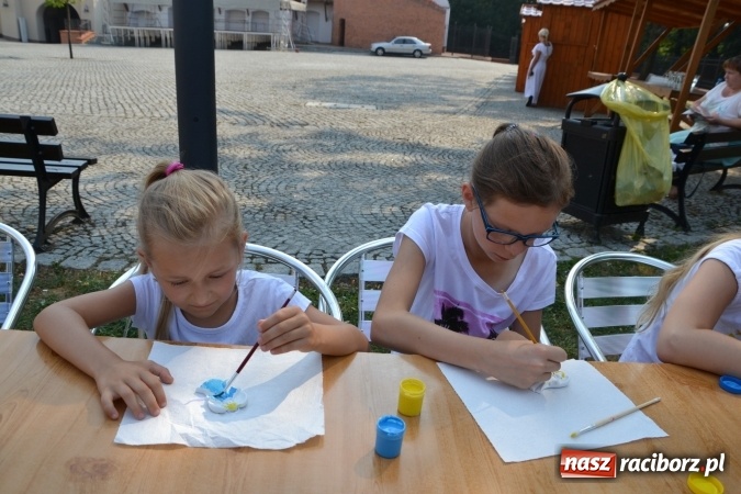 Zdjęcie w galerii na portalu naszraciborz.pl: Zajęcia z ceramiki - malowanie i wyrabianie aniołków, czyli Letnia Akcja Zamkowe Zuchy 2015 na Zamku Piastowskim  wiadomości z regionu