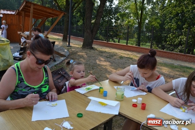 Zdjęcie w galerii na portalu naszraciborz.pl: Zajęcia z ceramiki - malowanie i wyrabianie aniołków, czyli Letnia Akcja Zamkowe Zuchy 2015 na Zamku Piastowskim  wiadomości z regionu