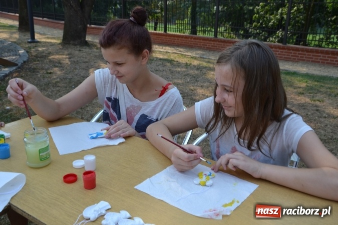 Zdjęcie w galerii na portalu naszraciborz.pl: Zajęcia z ceramiki - malowanie i wyrabianie aniołków, czyli Letnia Akcja Zamkowe Zuchy 2015 na Zamku Piastowskim  wiadomości z regionu