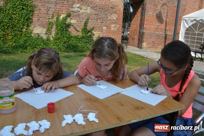 Zdjęcie w galerii na portalu naszraciborz.pl: Zajęcia z ceramiki - malowanie i wyrabianie aniołków, czyli Letnia Akcja Zamkowe Zuchy 2015 na Zamku Piastowskim  wiadomości z regionu