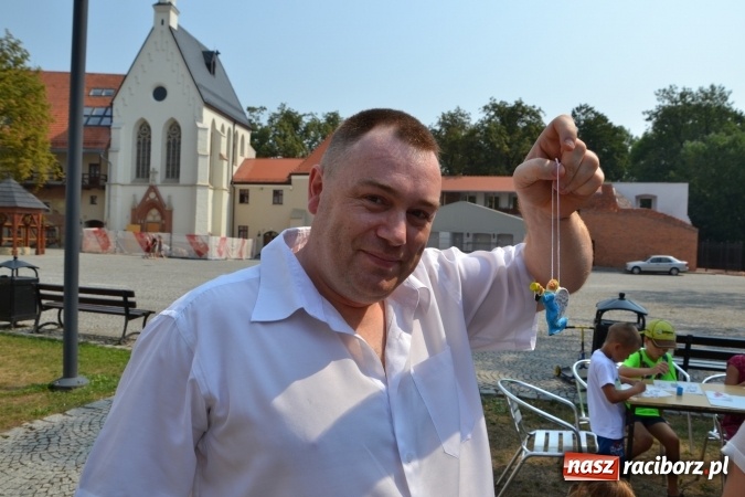 Zdjęcie w galerii na portalu naszraciborz.pl: Zajęcia z ceramiki - malowanie i wyrabianie aniołków, czyli Letnia Akcja Zamkowe Zuchy 2015 na Zamku Piastowskim  wiadomości z regionu