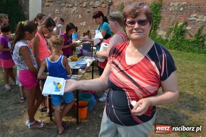 Zdjęcie w galerii na portalu naszraciborz.pl: Zajęcia z ceramiki - malowanie i wyrabianie aniołków, czyli Letnia Akcja Zamkowe Zuchy 2015 na Zamku Piastowskim  wiadomości z regionu