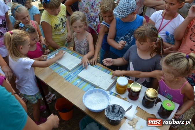 Zdjęcie w galerii na portalu naszraciborz.pl: Zajęcia z ceramiki - malowanie i wyrabianie aniołków, czyli Letnia Akcja Zamkowe Zuchy 2015 na Zamku Piastowskim  wiadomości z regionu