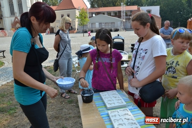 Zdjęcie w galerii na portalu naszraciborz.pl: Zajęcia z ceramiki - malowanie i wyrabianie aniołków, czyli Letnia Akcja Zamkowe Zuchy 2015 na Zamku Piastowskim  wiadomości z regionu