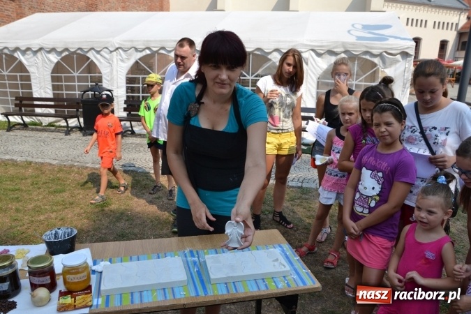 Zdjęcie w galerii na portalu naszraciborz.pl: Zajęcia z ceramiki - malowanie i wyrabianie aniołków, czyli Letnia Akcja Zamkowe Zuchy 2015 na Zamku Piastowskim  wiadomości z regionu