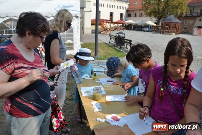 Zdjęcie w galerii na portalu naszraciborz.pl: Zajęcia z ceramiki - malowanie i wyrabianie aniołków, czyli Letnia Akcja Zamkowe Zuchy 2015 na Zamku Piastowskim  wiadomości z regionu