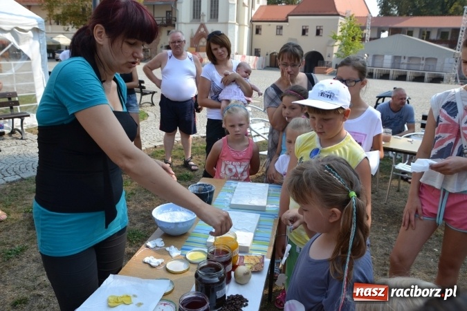 Zdjęcie w galerii na portalu naszraciborz.pl: Zajęcia z ceramiki - malowanie i wyrabianie aniołków, czyli Letnia Akcja Zamkowe Zuchy 2015 na Zamku Piastowskim  wiadomości z regionu