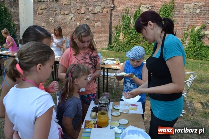 Zdjęcie w galerii na portalu naszraciborz.pl: Zajęcia z ceramiki - malowanie i wyrabianie aniołków, czyli Letnia Akcja Zamkowe Zuchy 2015 na Zamku Piastowskim  wiadomości z regionu