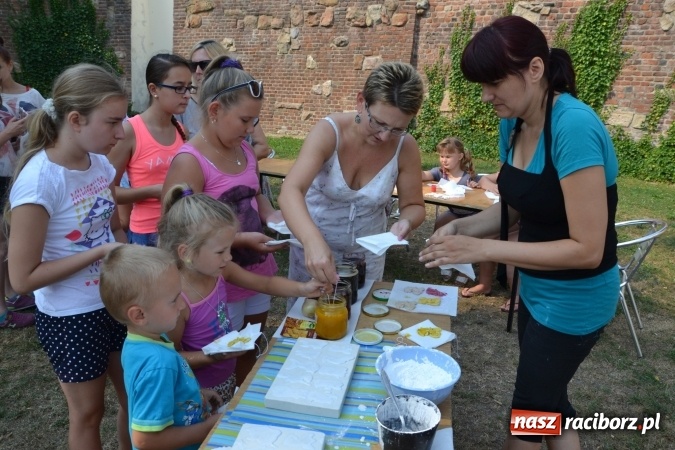 Zdjęcie w galerii na portalu naszraciborz.pl: Zajęcia z ceramiki - malowanie i wyrabianie aniołków, czyli Letnia Akcja Zamkowe Zuchy 2015 na Zamku Piastowskim  wiadomości z regionu
