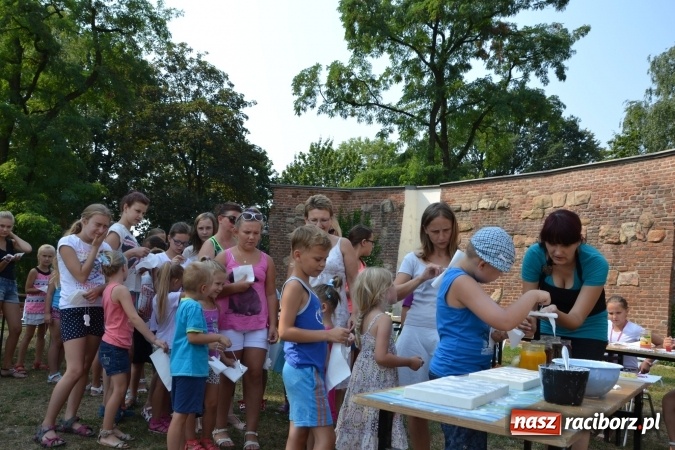 Zdjęcie w galerii na portalu naszraciborz.pl: Zajęcia z ceramiki - malowanie i wyrabianie aniołków, czyli Letnia Akcja Zamkowe Zuchy 2015 na Zamku Piastowskim  wiadomości z regionu