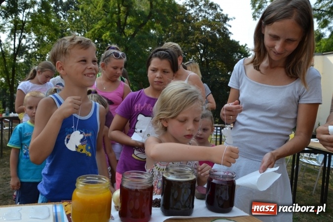 Zdjęcie w galerii na portalu naszraciborz.pl: Zajęcia z ceramiki - malowanie i wyrabianie aniołków, czyli Letnia Akcja Zamkowe Zuchy 2015 na Zamku Piastowskim  wiadomości z regionu