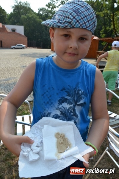 Zdjęcie w galerii na portalu naszraciborz.pl: Zajęcia z ceramiki - malowanie i wyrabianie aniołków, czyli Letnia Akcja Zamkowe Zuchy 2015 na Zamku Piastowskim  wiadomości z regionu