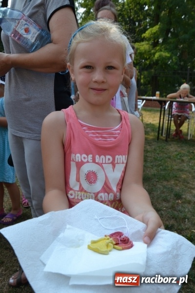 Zdjęcie w galerii na portalu naszraciborz.pl: Zajęcia z ceramiki - malowanie i wyrabianie aniołków, czyli Letnia Akcja Zamkowe Zuchy 2015 na Zamku Piastowskim  wiadomości z regionu